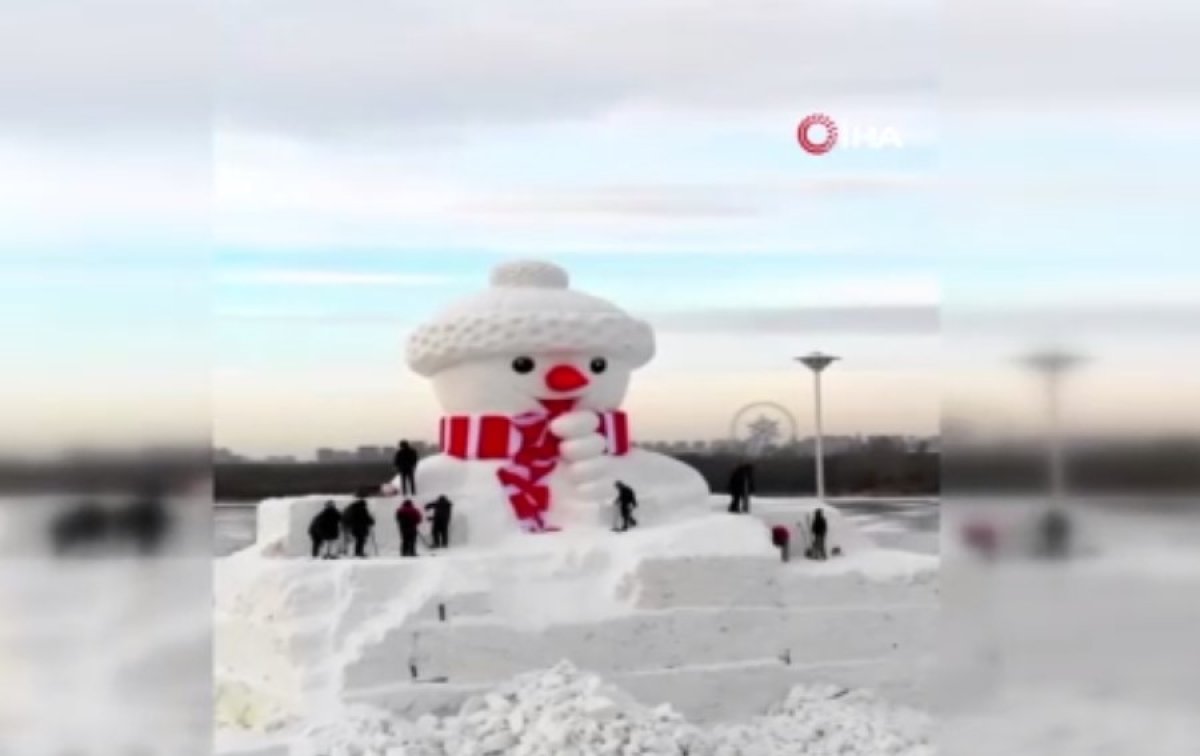 Çin de 18 metre uzunluğunda dev kardan adam #1