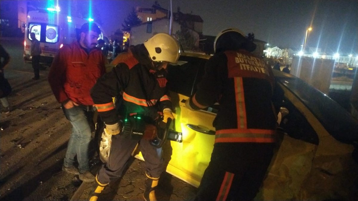  Malatya da iki otomobil çarpıştı: 1’i ağır 3 yaralı #1
