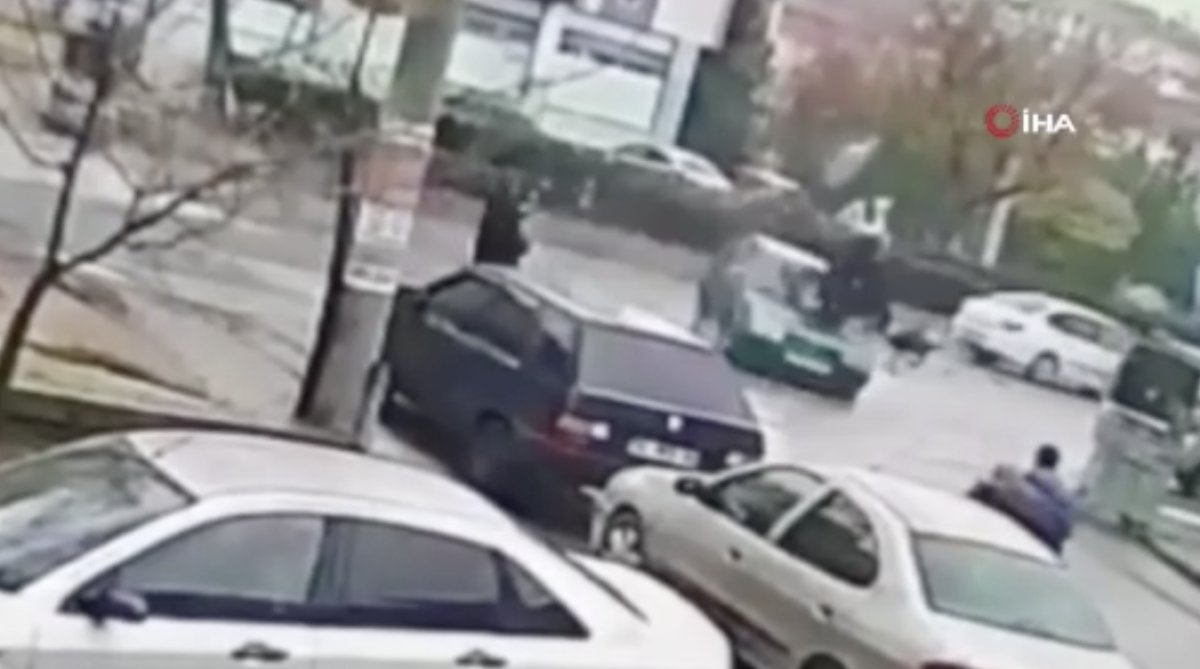 Ankara da kontrolden çıkan aracın yayalara çarpma anı #1