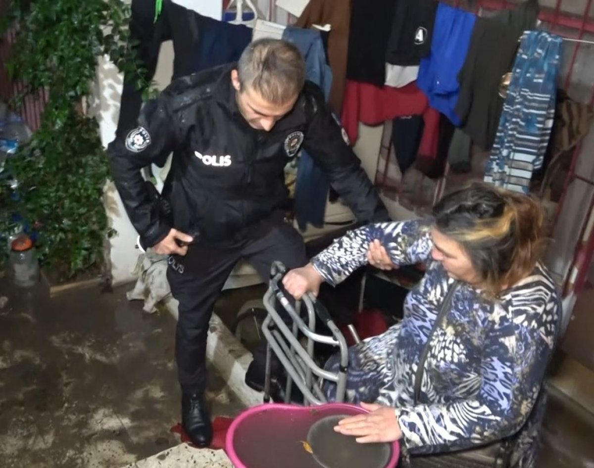 Antalya da su basan evde mahsur kalan engelli kadını ve annesini polis kurtardı #3
