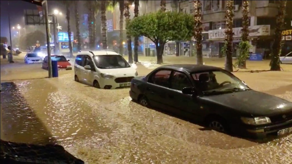 Antalya da sağanak: Evleri su bastı, araçlar zarar gördü #1