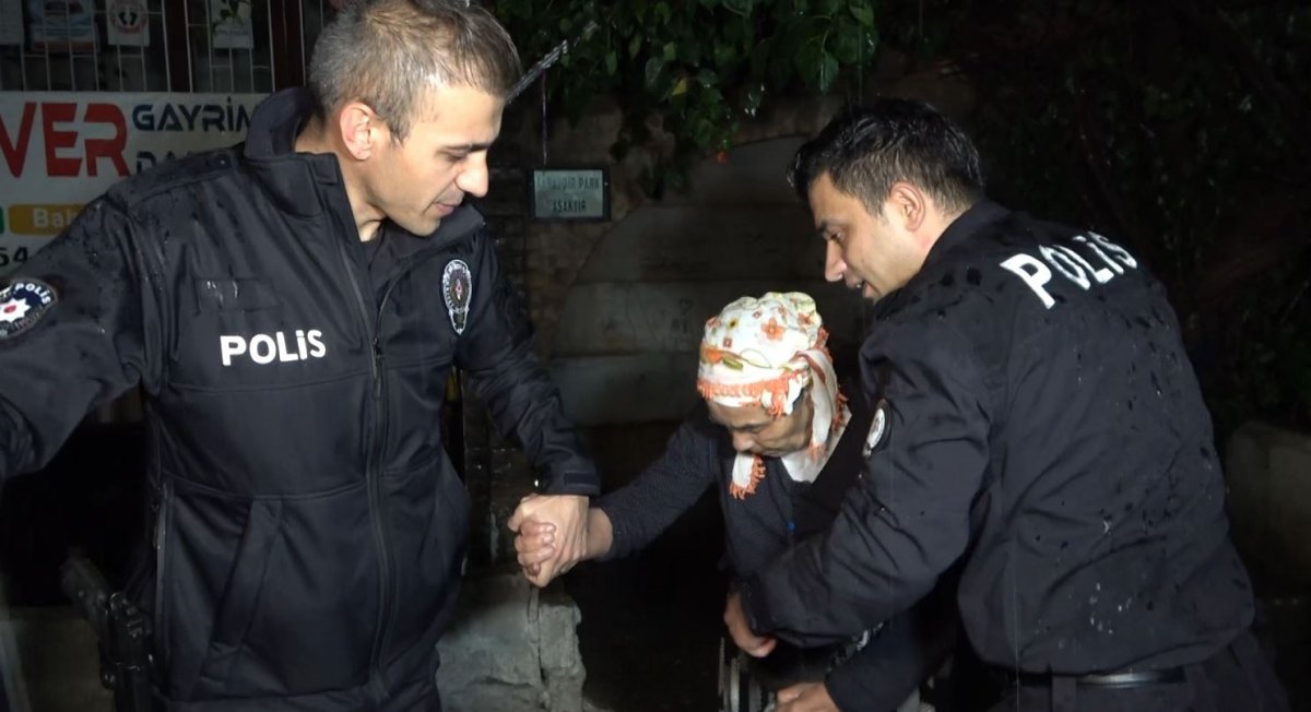 Antalya da su basan evde mahsur kalan engelli kadını ve annesini polis kurtardı #1