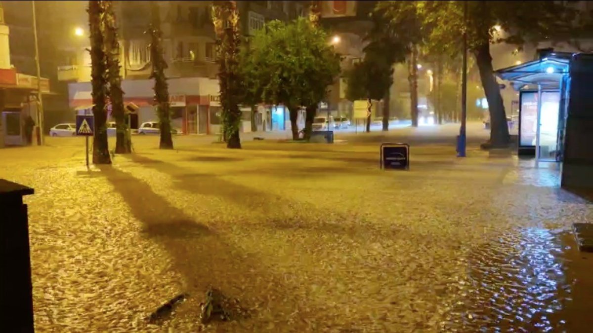 Antalya da sağanak: Evleri su bastı, araçlar zarar gördü #2