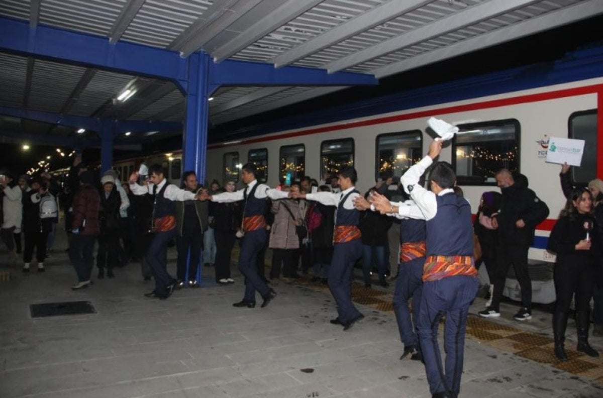 Doğu Ekspresi yolcularını Erzurum bar ekibi karşıladı #4