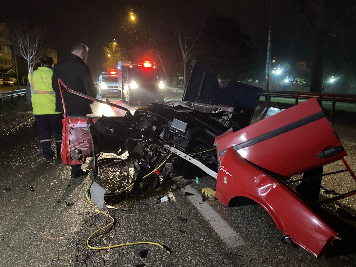 Bursa da yaşanan kazada otomobil ikiye bölündü: 1 ölü #1
