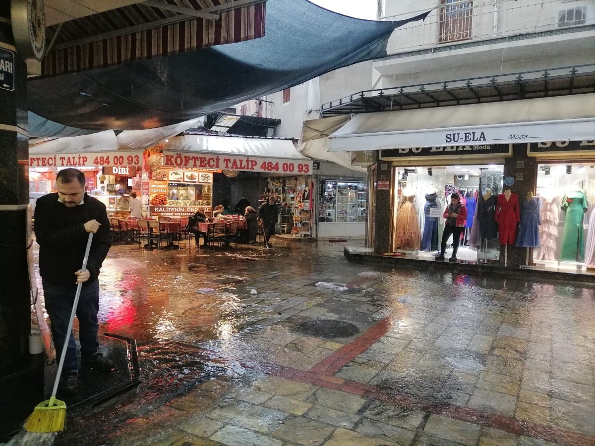 İzmir de sağanak yağış etkili oldu #1