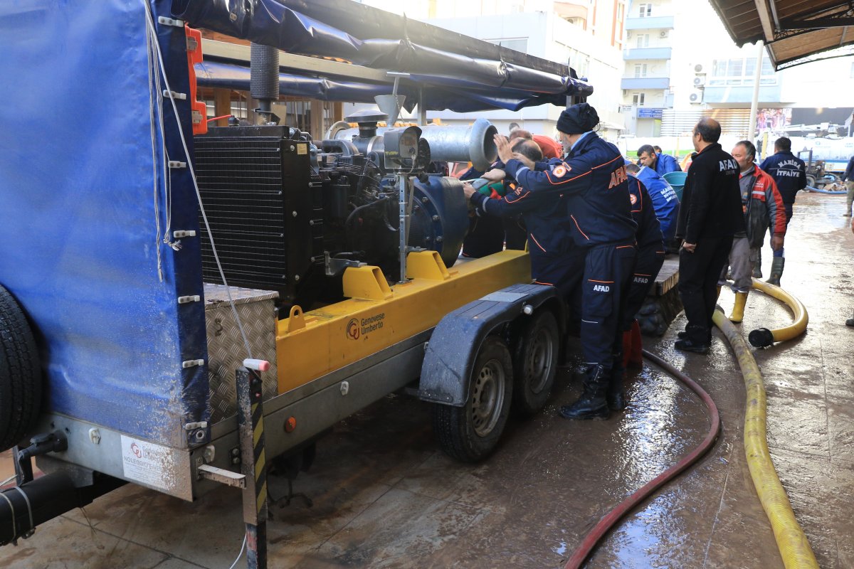 Antalya’da, 245 aracın sular altında kaldığı otoparkta tahliye işlemleri sürüyor #8
