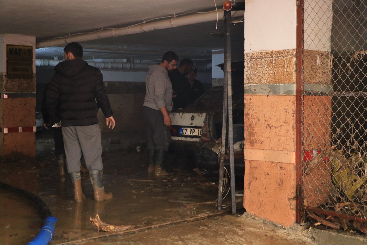 Antalya’da, 245 aracın sular altında kaldığı otoparkta tahliye işlemleri sürüyor #1
