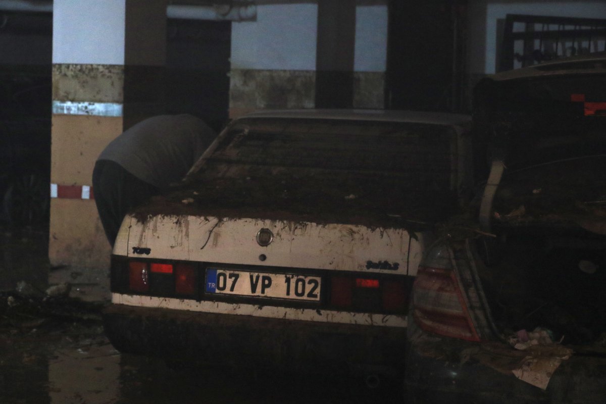 Antalya’da, 245 aracın sular altında kaldığı otoparkta tahliye işlemleri sürüyor #4