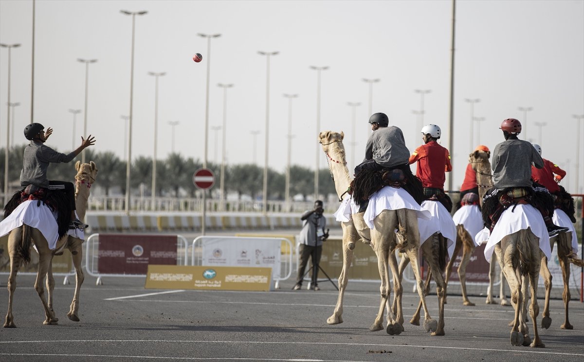 Katar da develer üzerinde hentbol maçı oynandı #4