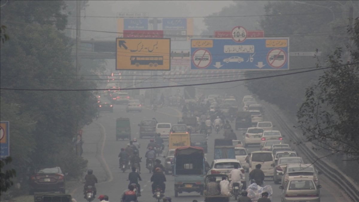 Pakistan’da hava kirliliği önlemi: İş yerleri erken kapatılacak #1