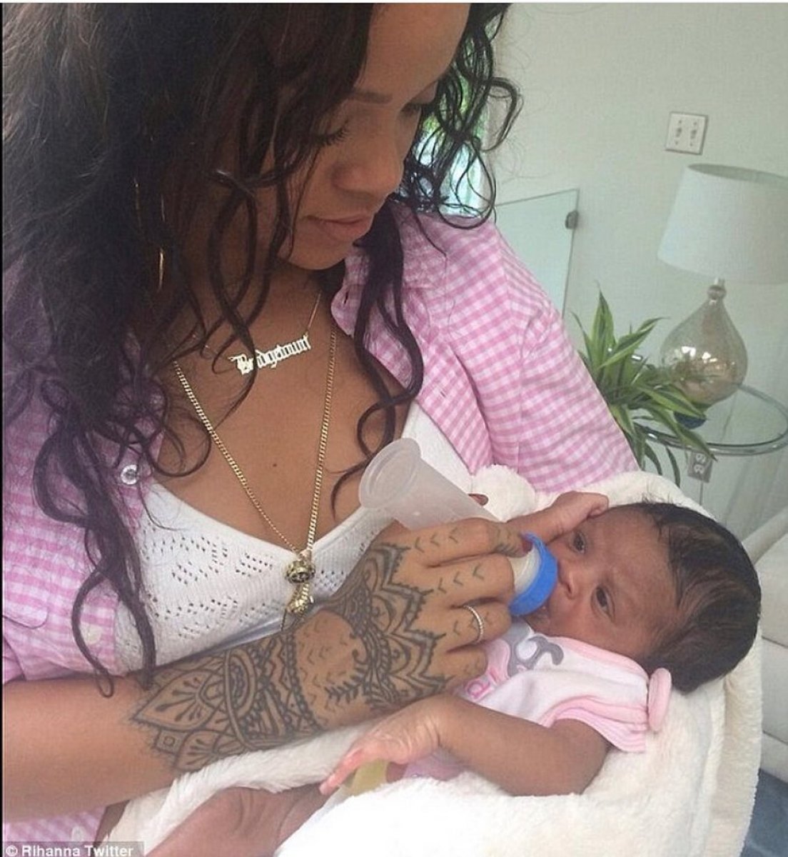 Rihanna 8 aylık oğlunu paylaştı #5