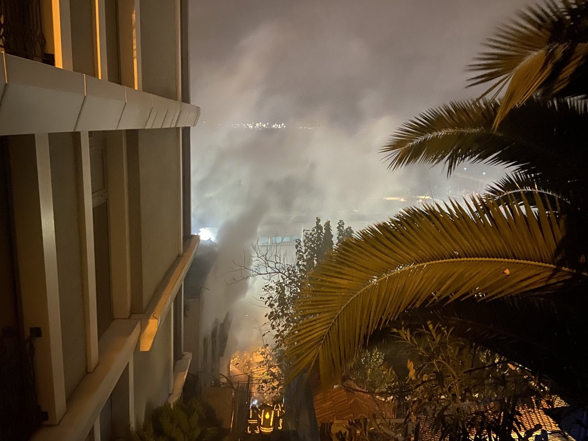 Beyoğlu’nda evsizlerin kaldığı 3 katlı metruk bina alev alev yandı #1