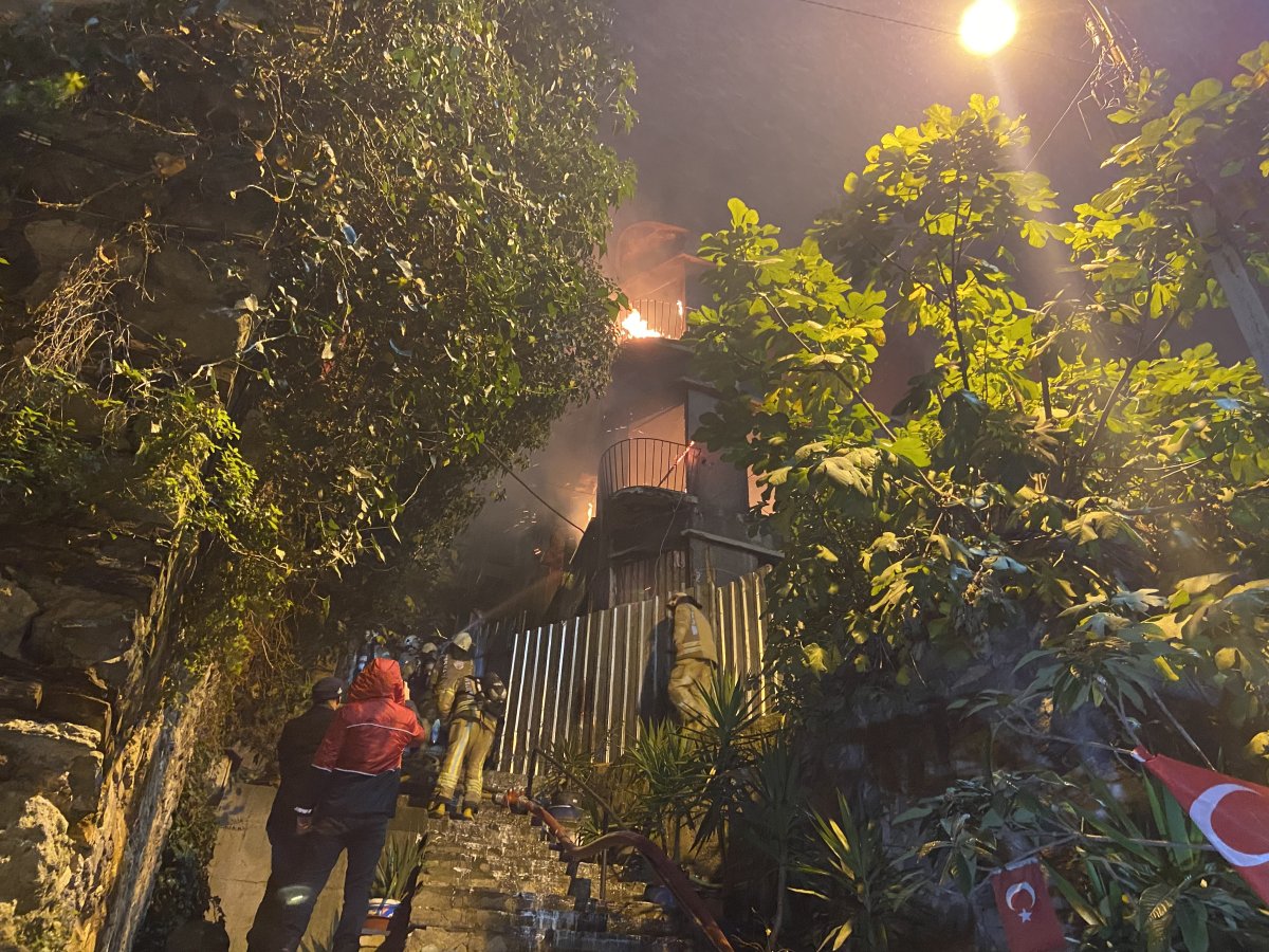 Beyoğlu’nda evsizlerin kaldığı 3 katlı metruk bina alev alev yandı #2