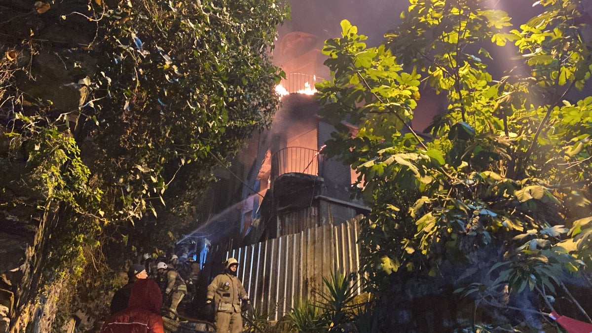 Beyoğlu’nda evsizlerin kaldığı 3 katlı metruk bina alev alev yandı #4