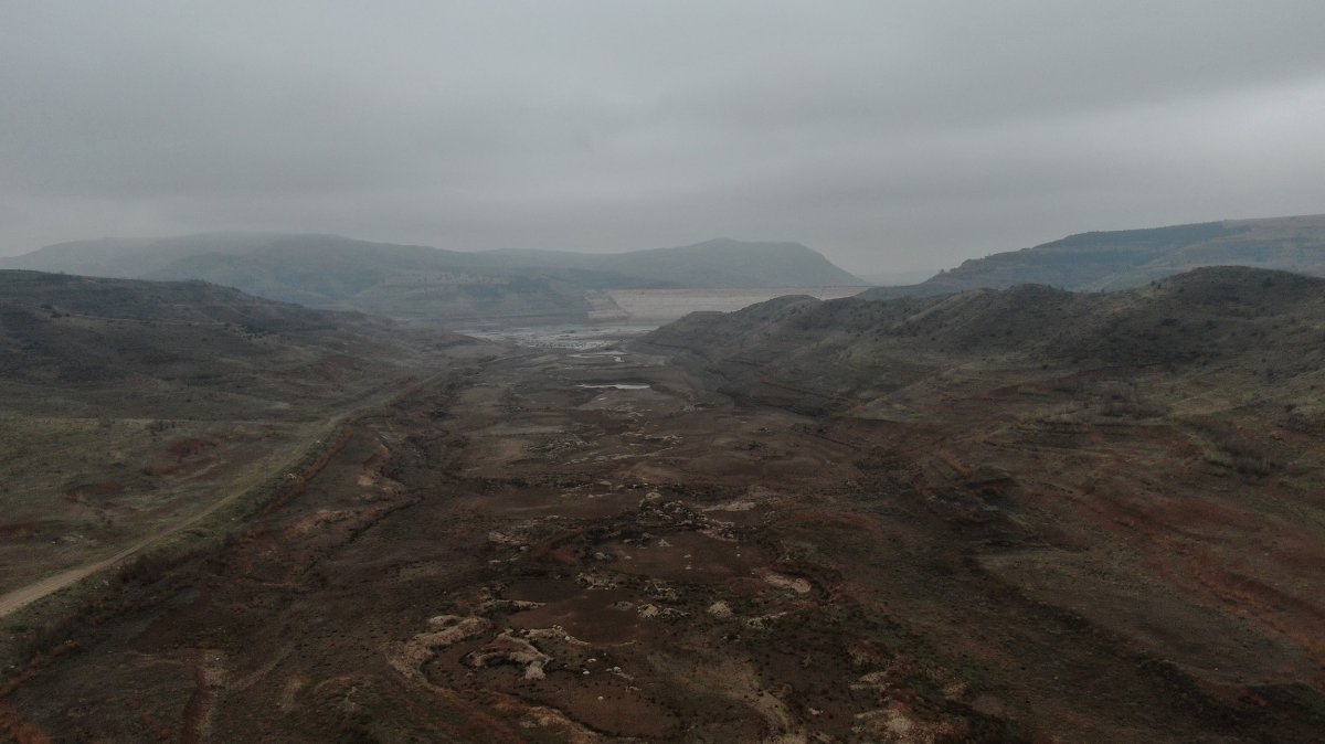 Sivas ta 4 Eylül Barajı nda su tamamen çekildi #1