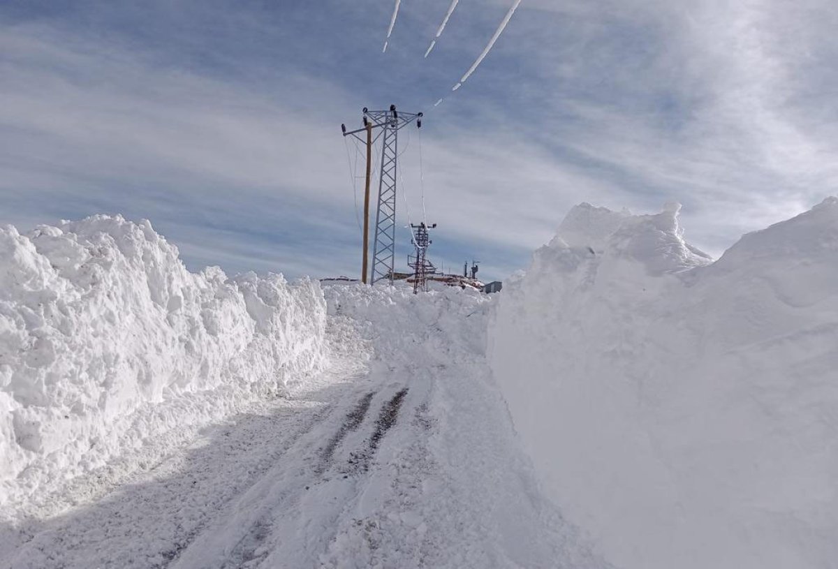 Hakkari de 3 metreyi bulan kar ile mücadele #1
