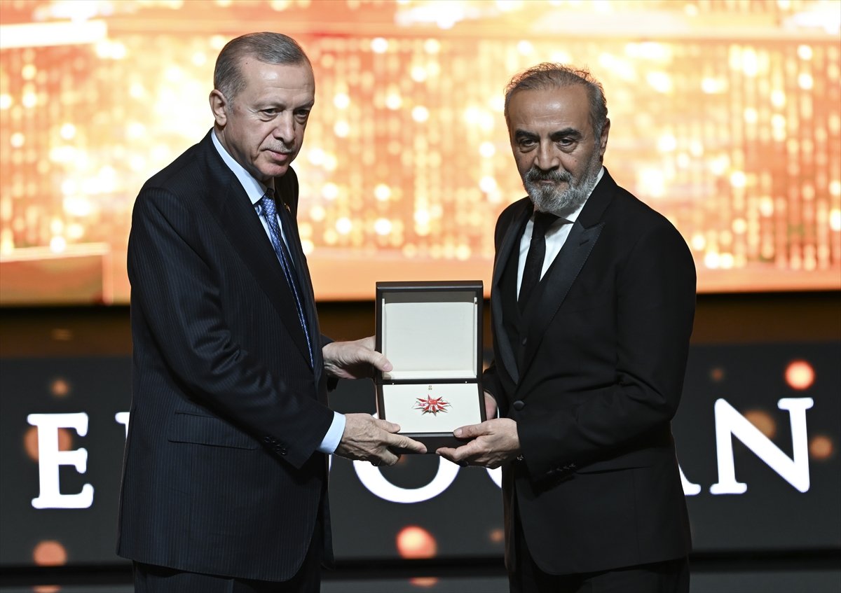Cumhurbaşkanı nın elinden ödül alan Yılmaz Erdoğan a sosyal medya linci #8