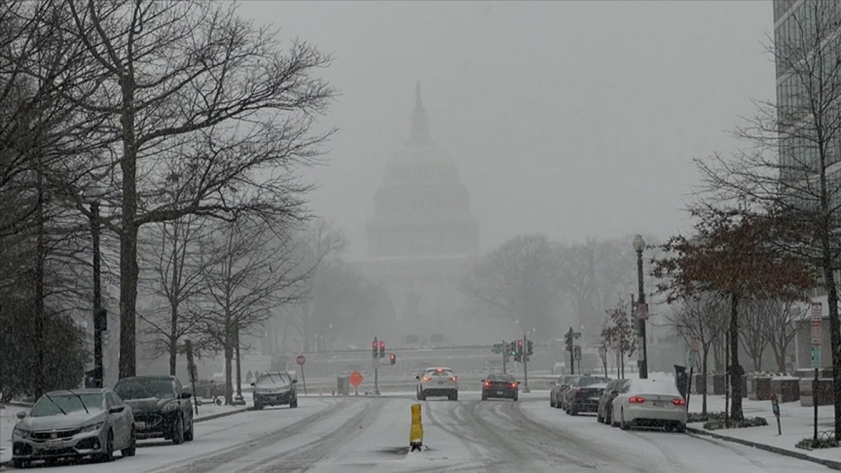ABD de kar fırtınası: 2 binden fazla uçuş iptal edildi #1