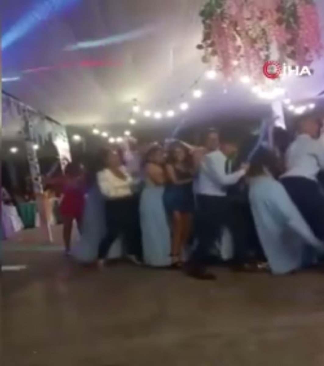 Peru da mezuniyet partisinde dans pisti çöktü #3