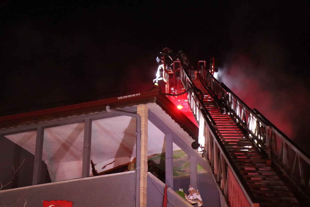 Sakarya da yangın çıkan binanın çatı katı kullanılamaz hale geldi #2