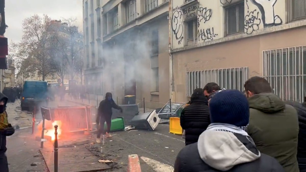 Fransa da PKK yandaşları, araçları ateşe verdi #1