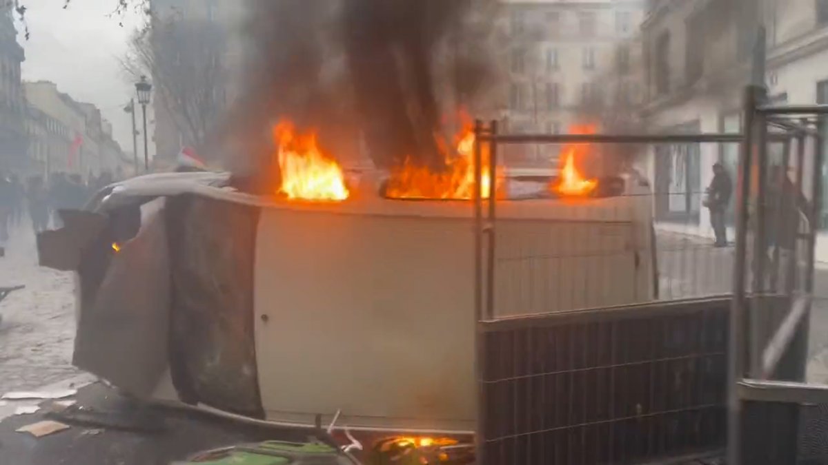 Fransa da PKK yandaşları, araçları ateşe verdi #2