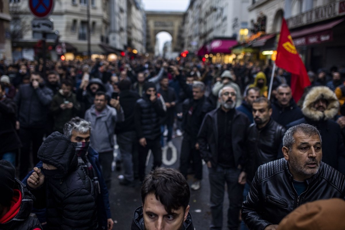 Paris te terör örgütü PKK destekçileri meydanları savaş alanına çevirdi #2