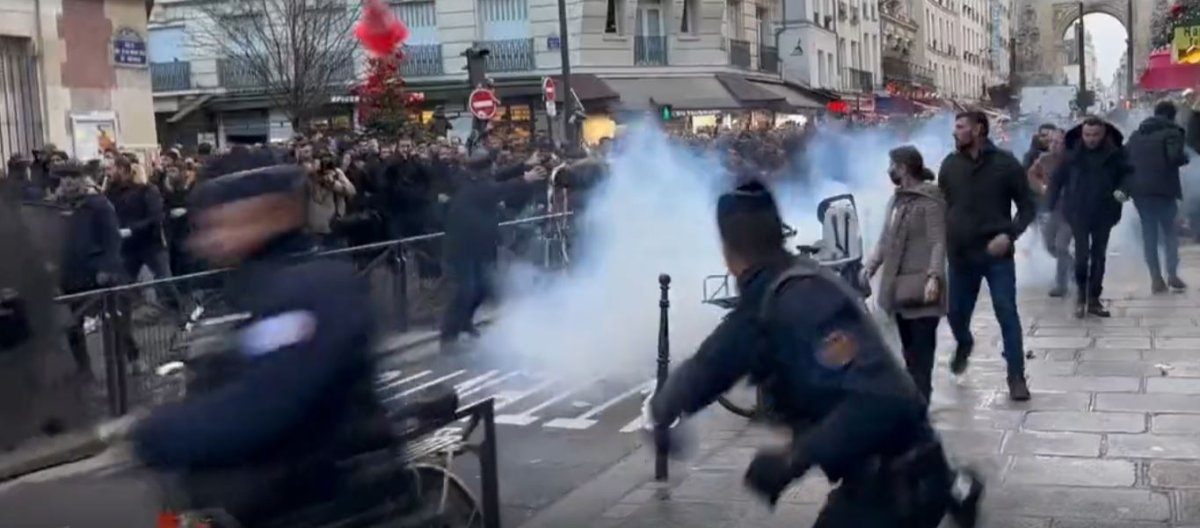 Paris sokakları, taşlı sopalı saldırılarla karıştı #4