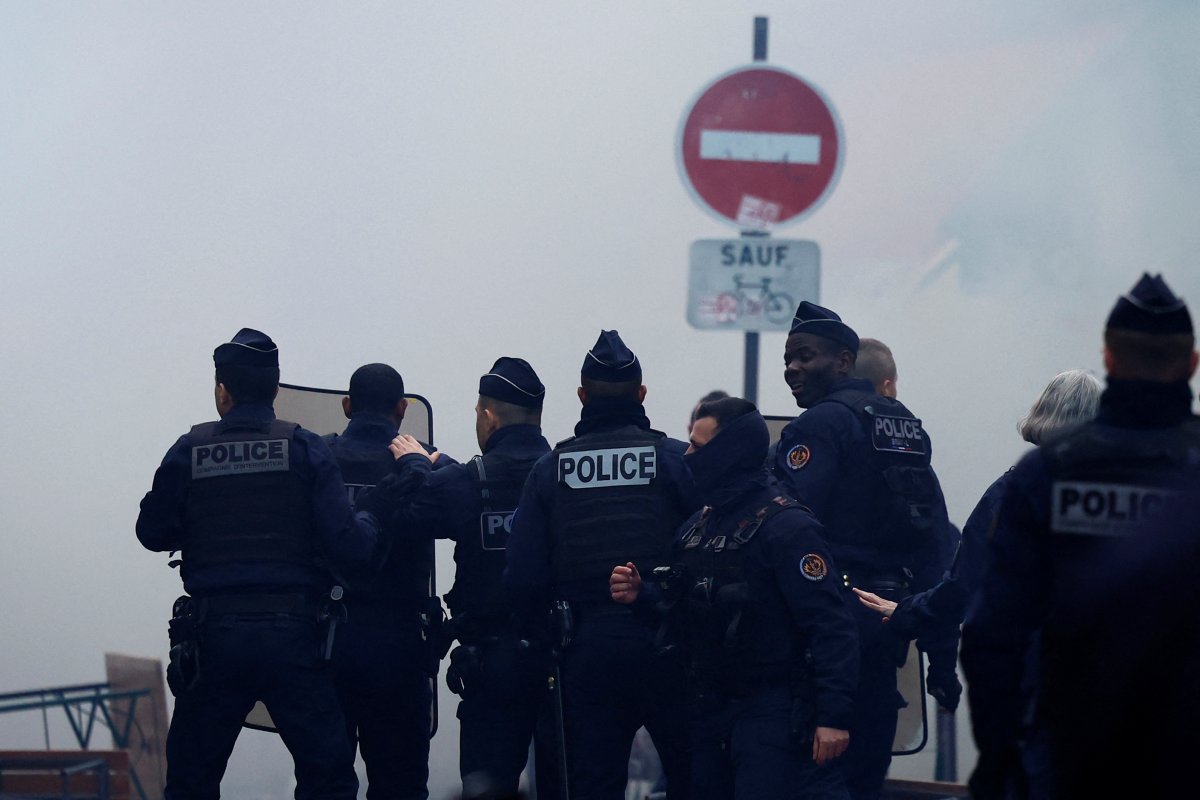 Paris sokakları, taşlı sopalı saldırılarla karıştı #6