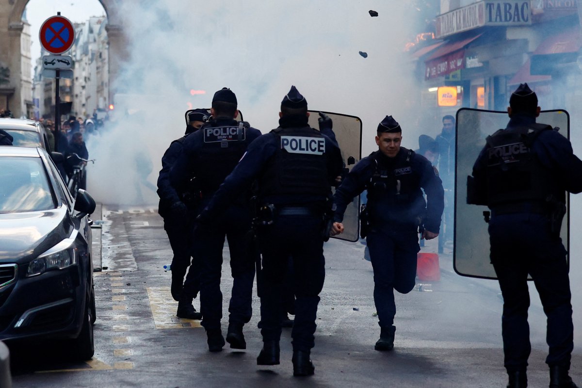 Paris sokakları, taşlı sopalı saldırılarla karıştı #5