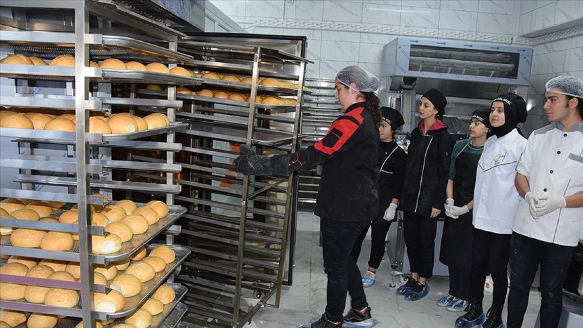 Bilecik te meslek lisesi öğrencileri günde 10 bin ekmek üretiyor #3