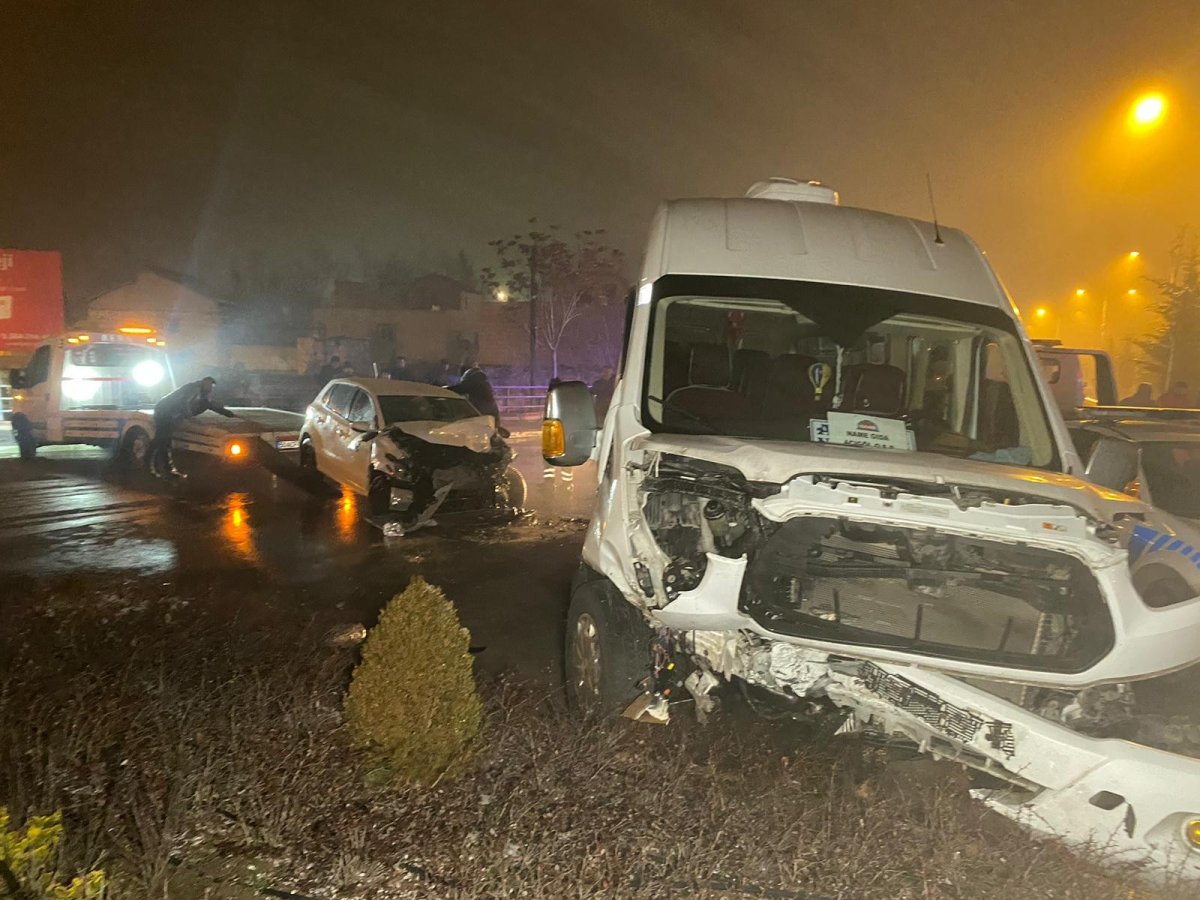 Nevşehir de servis ile otomobil çarpıştı: 2 si ağır 10 yaralı #5