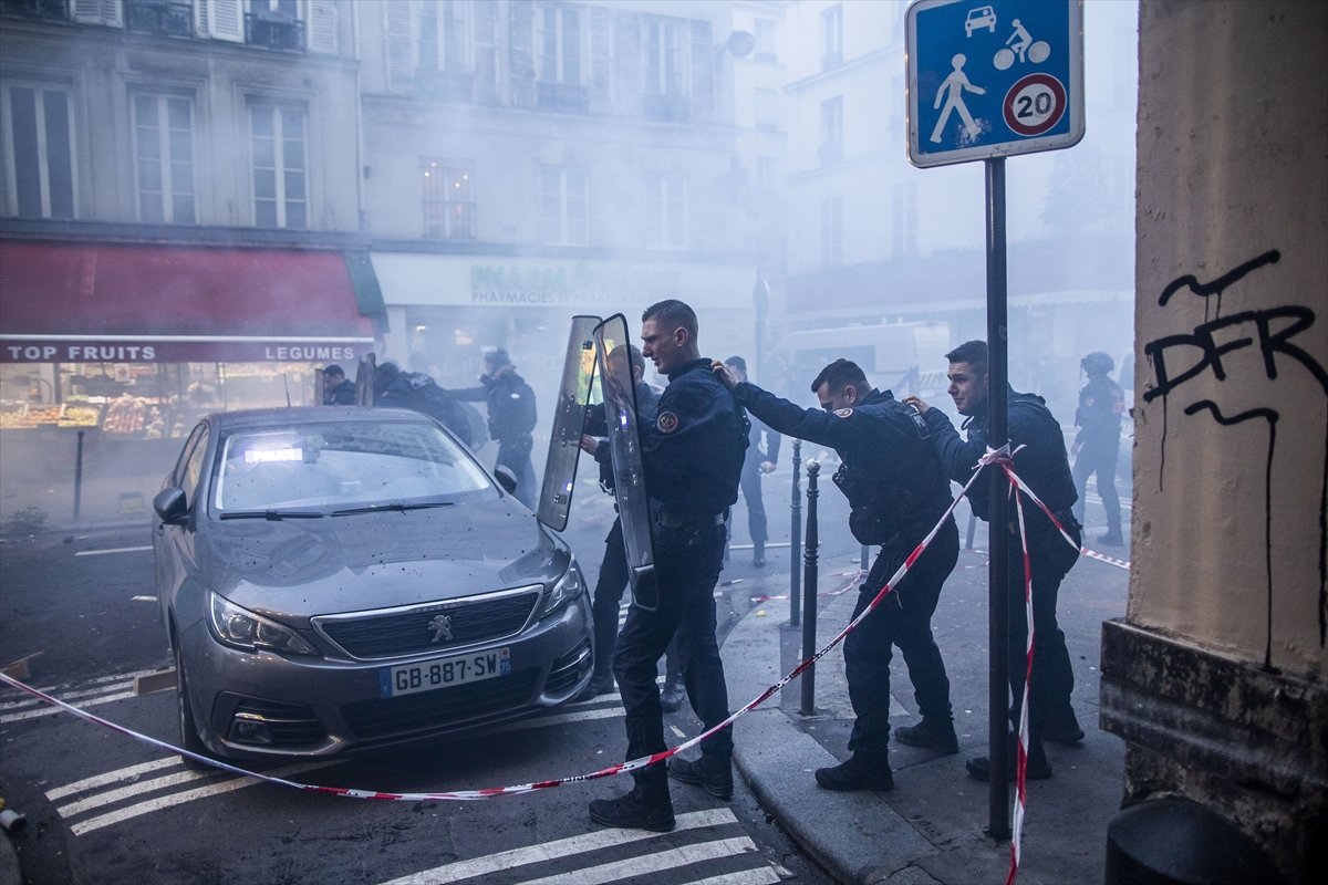 Paris te terör örgütü PKK destekçileri meydanları savaş alanına çevirdi #4