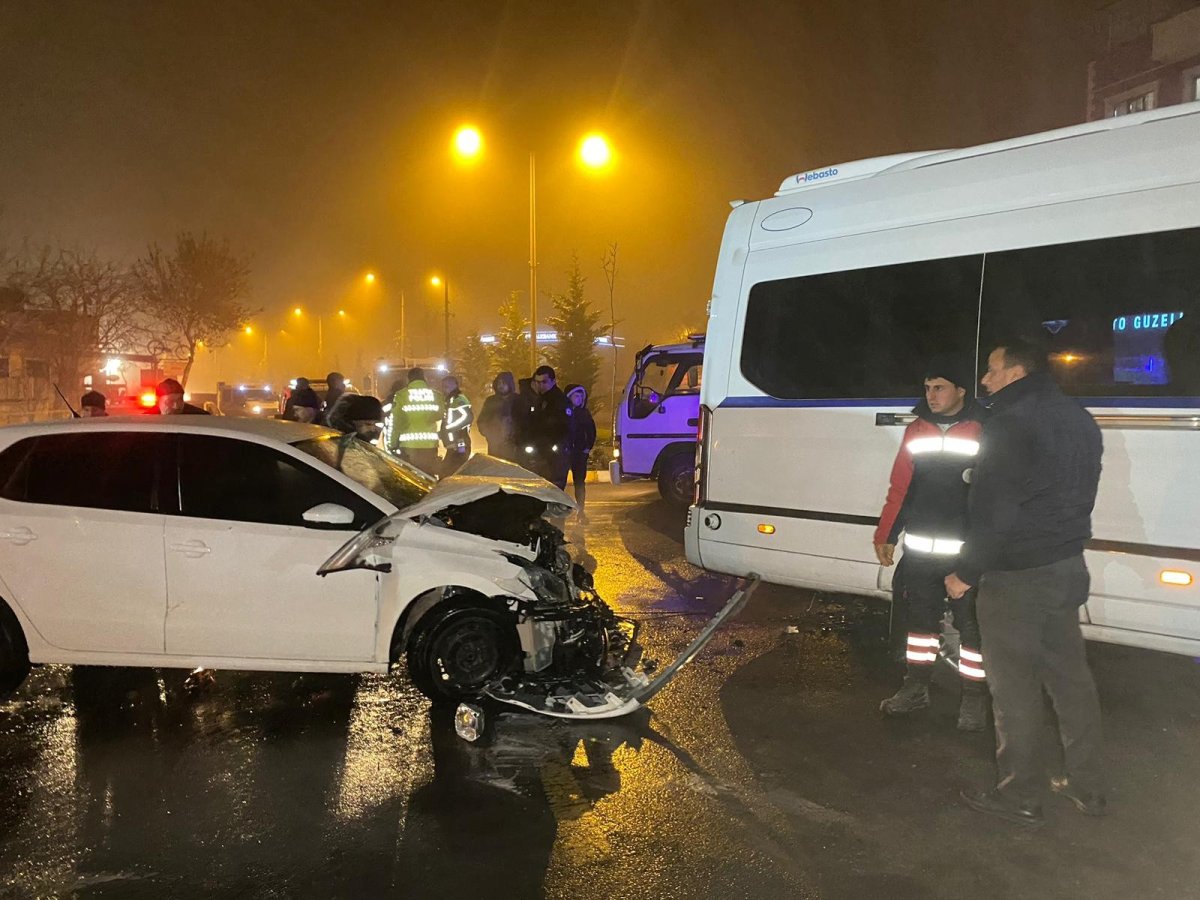Nevşehir de servis ile otomobil çarpıştı: 2 si ağır 10 yaralı #3