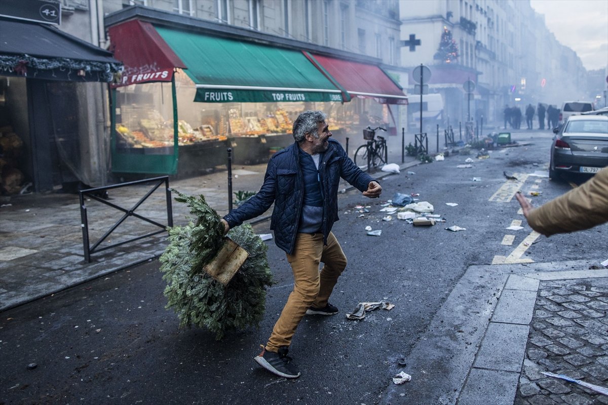 Paris te terör örgütü PKK destekçileri meydanları savaş alanına çevirdi #3