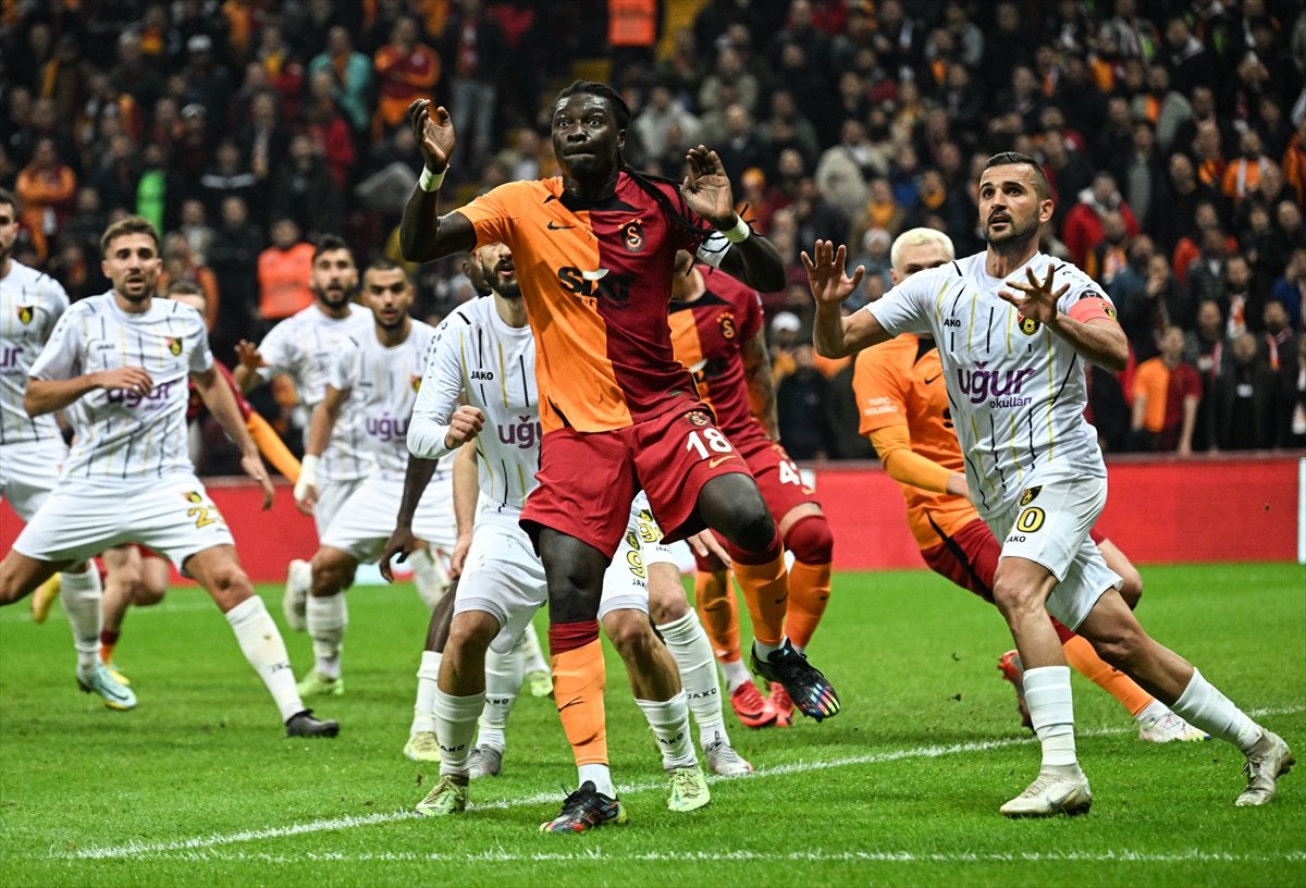 Galatasaray, İstanbulspor u yenerek liderliğe yükseldi #4