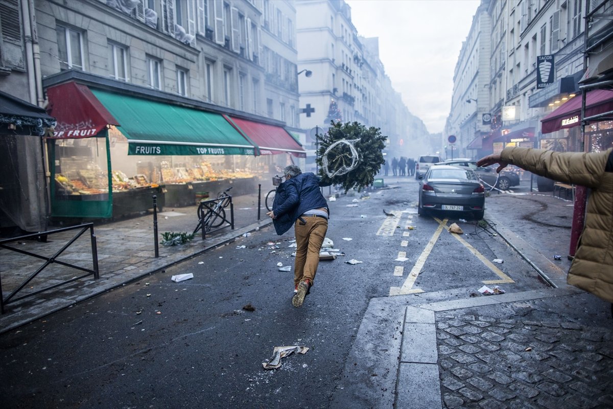 PKK destekçileri, Paris te ağaçlarla saldırdı #1