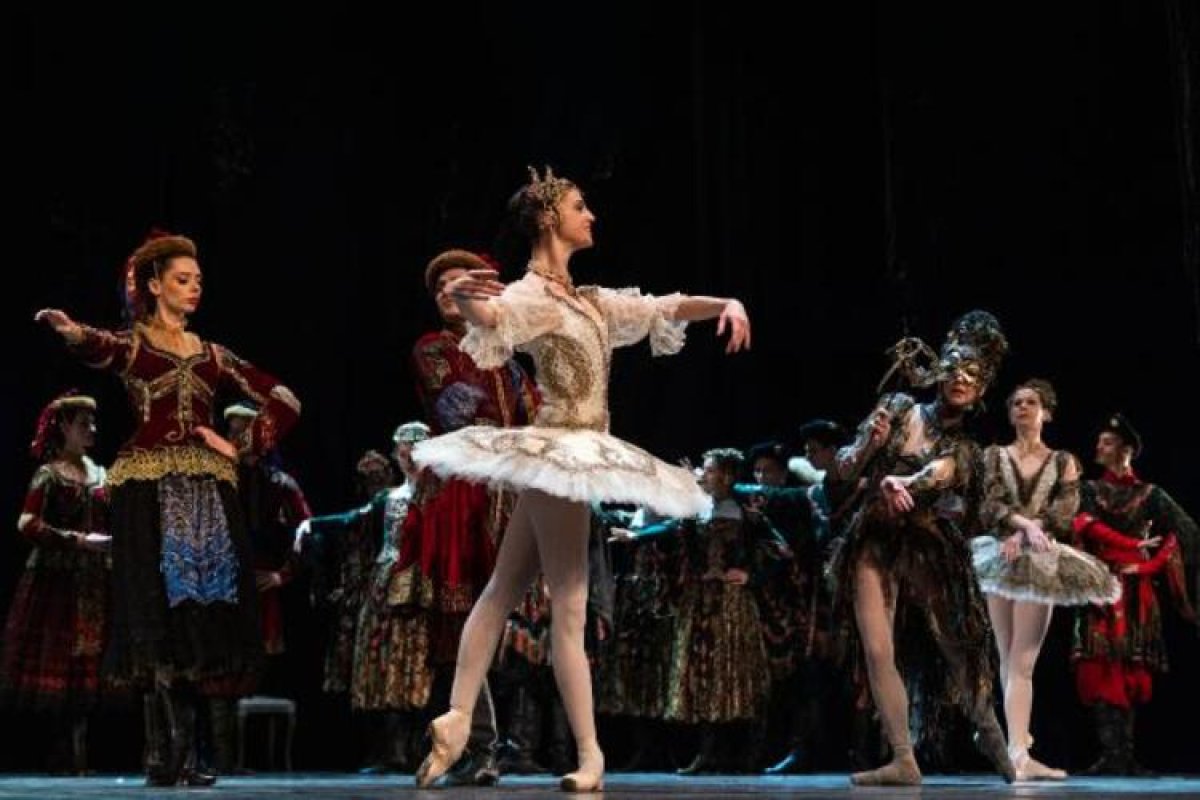 Klasik Rus balesi Kuğu Gölü İstanbul da sahnelendi #1