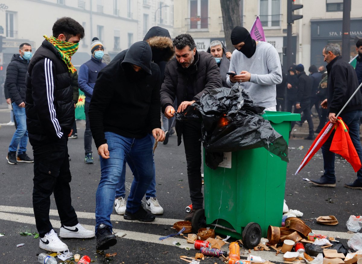 PKK destekçileri, Paris te ağaçlarla saldırdı #4