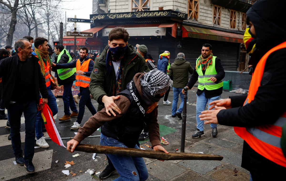 PKK destekçileri, Paris te ağaçlarla saldırdı #3