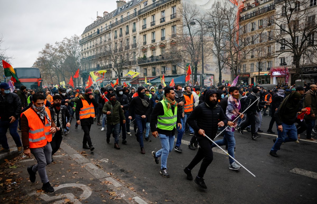 PKK destekçileri, Paris te ağaçlarla saldırdı #6