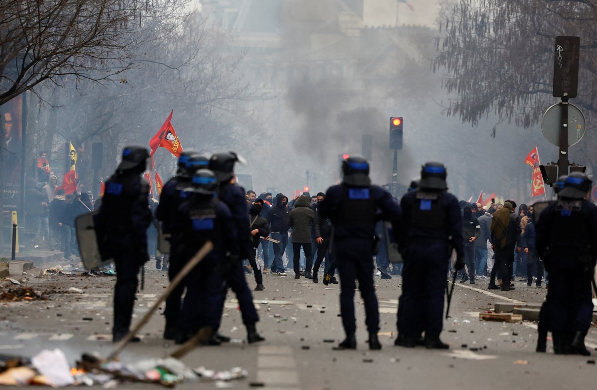 PKK destekçileri, Paris te ağaçlarla saldırdı #8