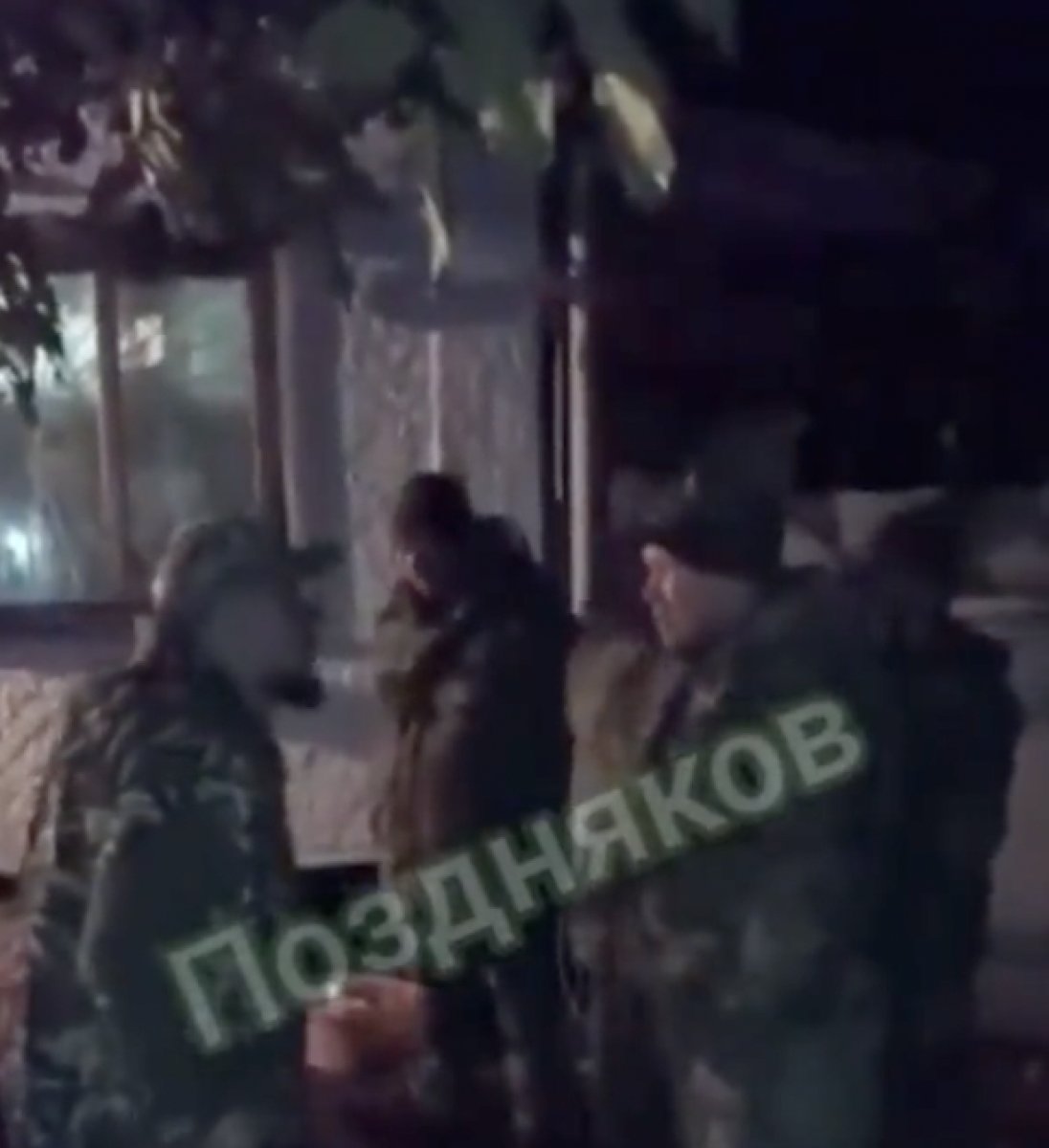 Mevziyi terk eden Rus askerlere komutandan sopalı dayak #1
