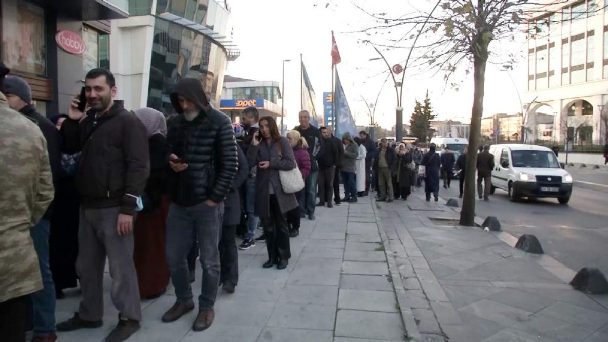 İstanbul da EYT liler SGK önünde uzun kuyruk oluşturdu #6