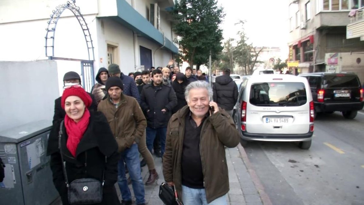 İstanbul da EYT liler SGK önünde uzun kuyruk oluşturdu #5