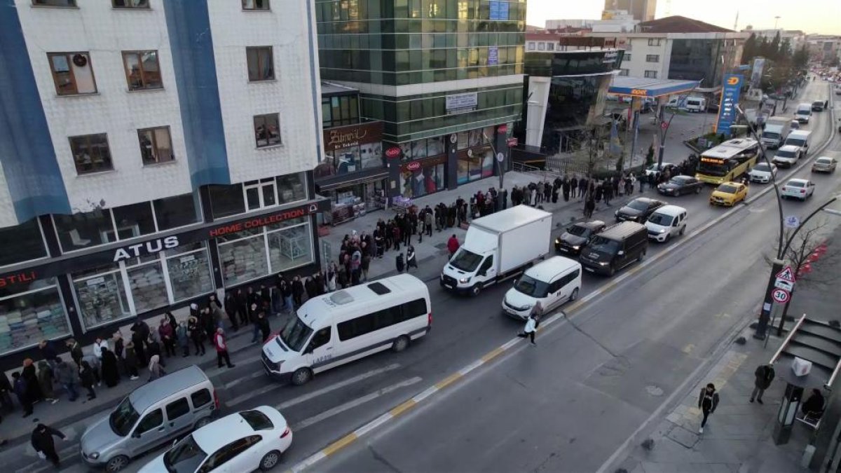 İstanbul da EYT liler SGK önünde uzun kuyruk oluşturdu #7