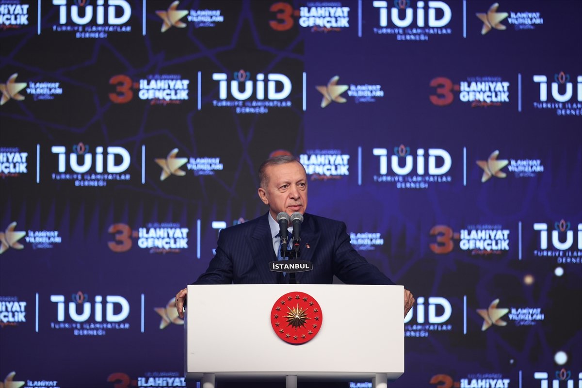 Cumhurbaşkanı Erdoğan dan başörtüsüne referandum çağrısı #3