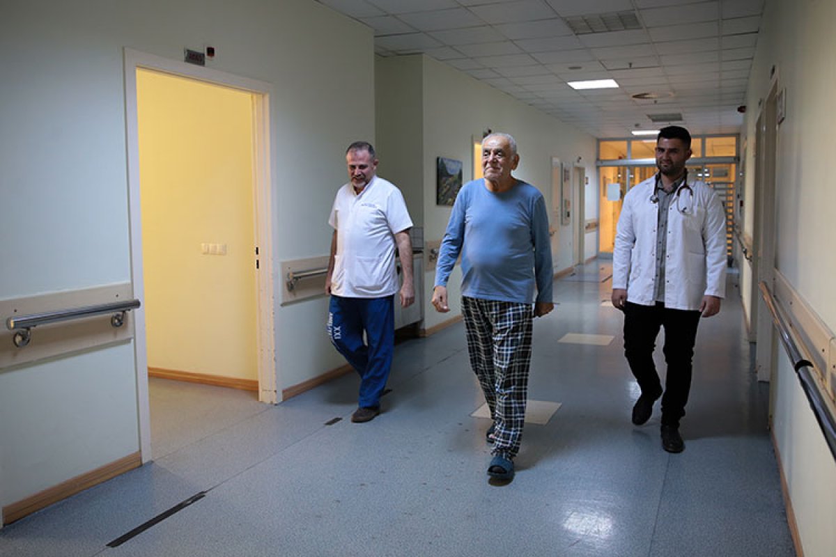 Antalya da 85 yaşındaki hastanın kalp ameliyatı tıp literatürüne girdi #3