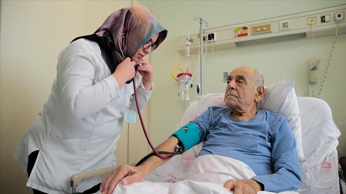 Antalya da 85 yaşındaki hastanın kalp ameliyatı tıp literatürüne girdi #1